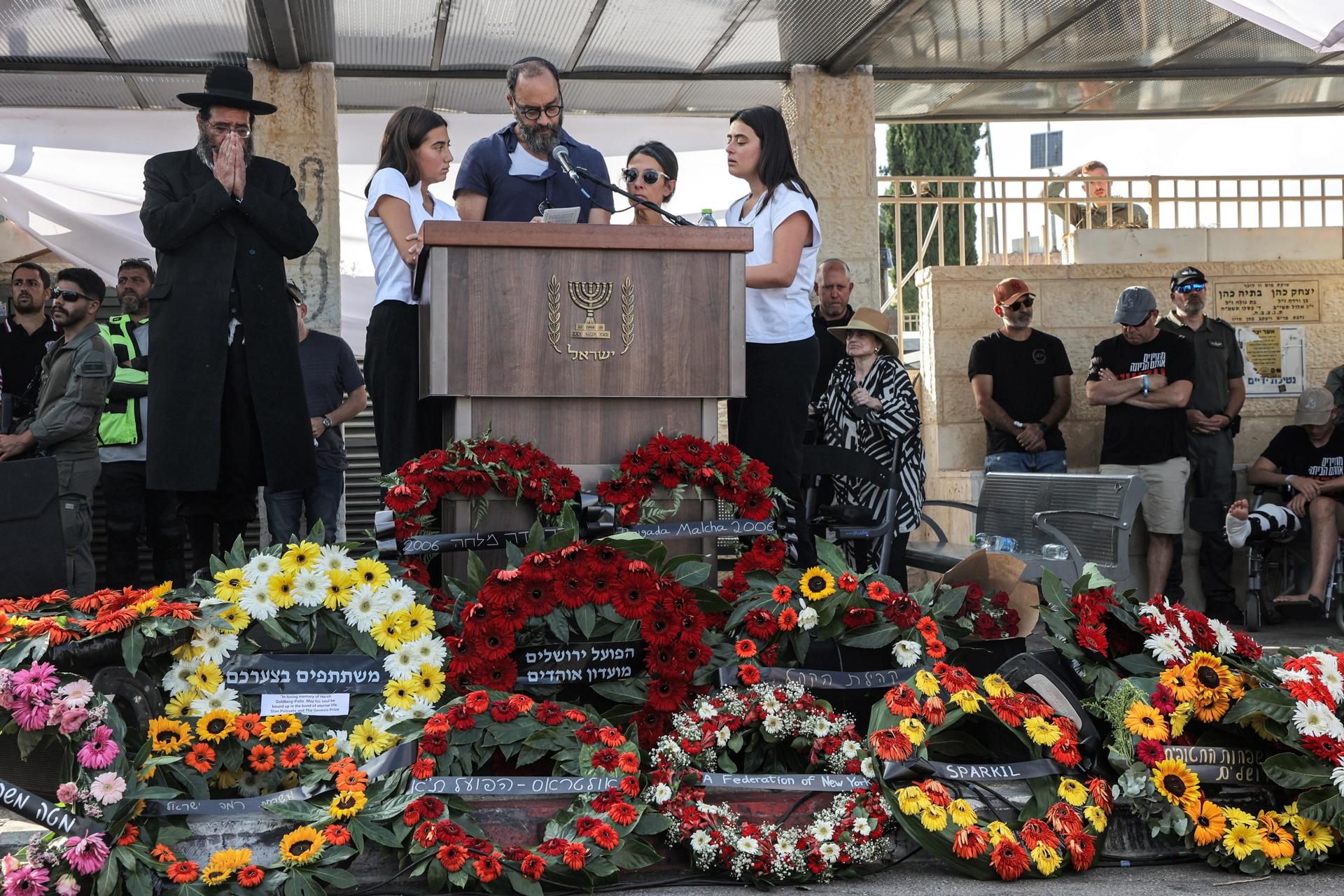 La familia del rehén Hersh Goldberg-Polin habla durante su funeral en Jerusalén el 2 de septiembre de 2024.