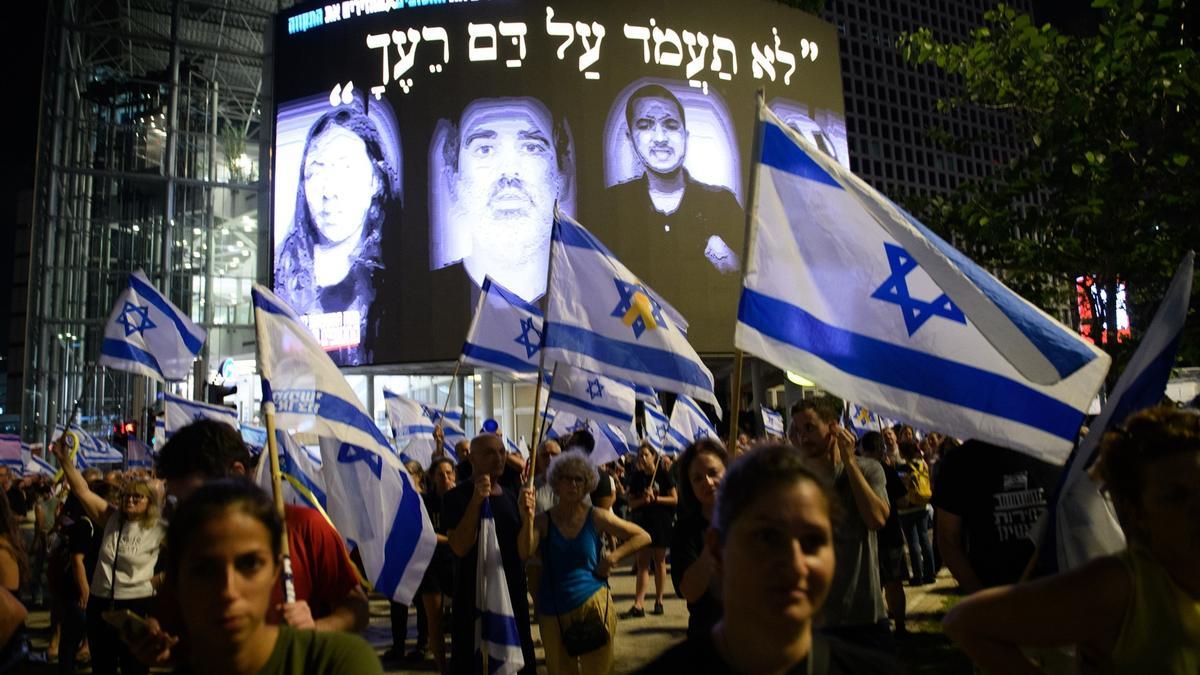 Protesta en Tel Aviv este sábado para pedir a Netanyahu que alcance un acuerdo con Hamás que permita la liberación del resto de rehenes.