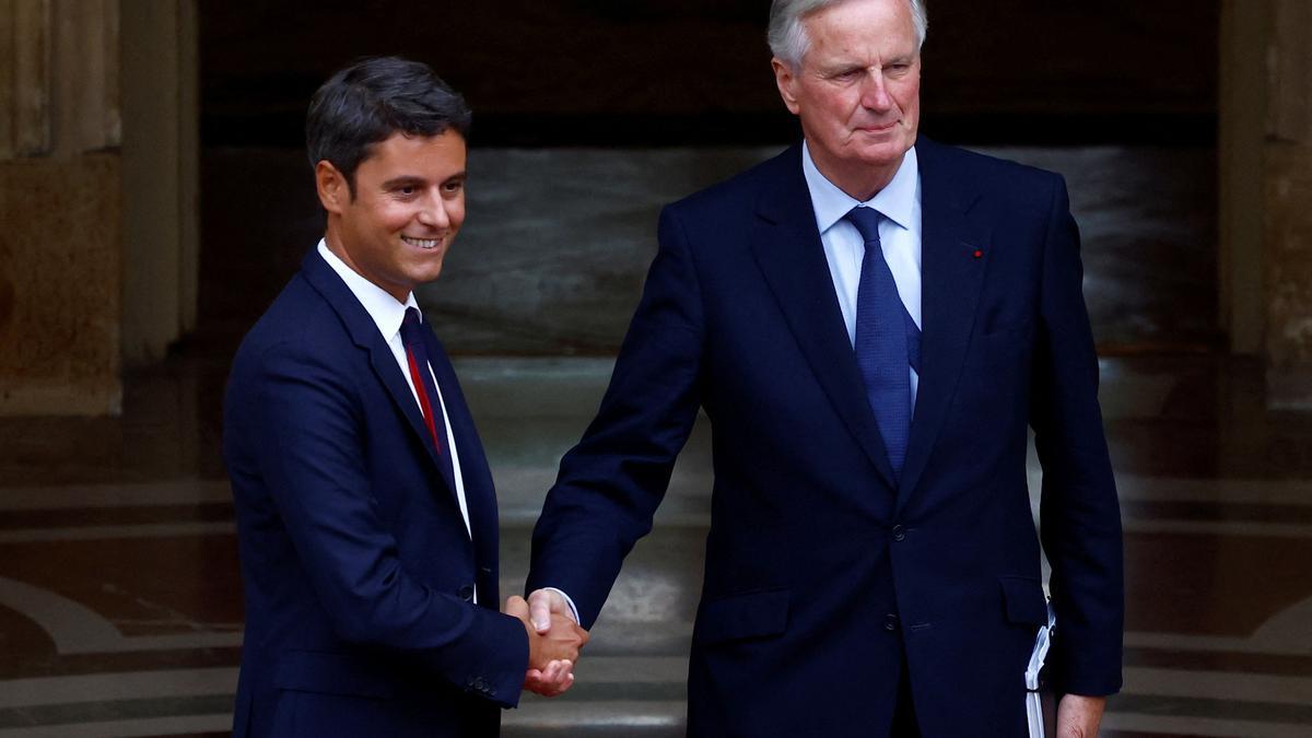 El primer ministro saliente de Francia, Gabriel Attal, y el recién nombrado primer ministro francés, Michel Barnier, llegan a la ceremonia de entrega de poderes en el Hotel Matignon en París.