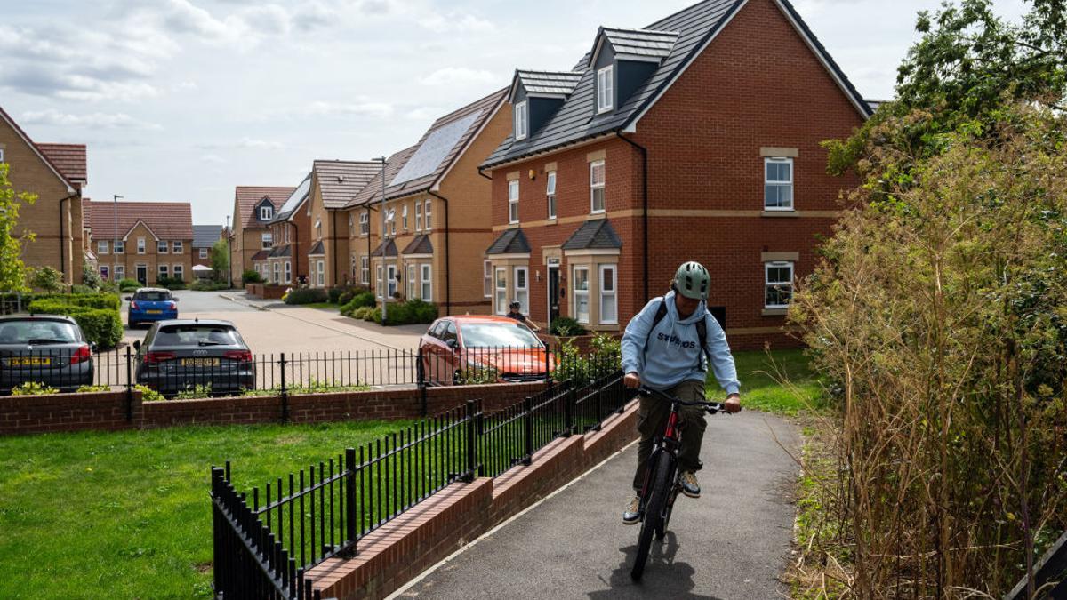 Un ciclista en Northstowe, Inglaterra.