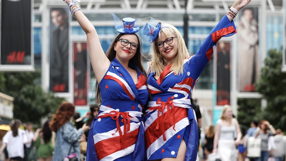 Fans a la puerta del concierto de Taylor Swift en la puerta del estadio de Wembley de Londres