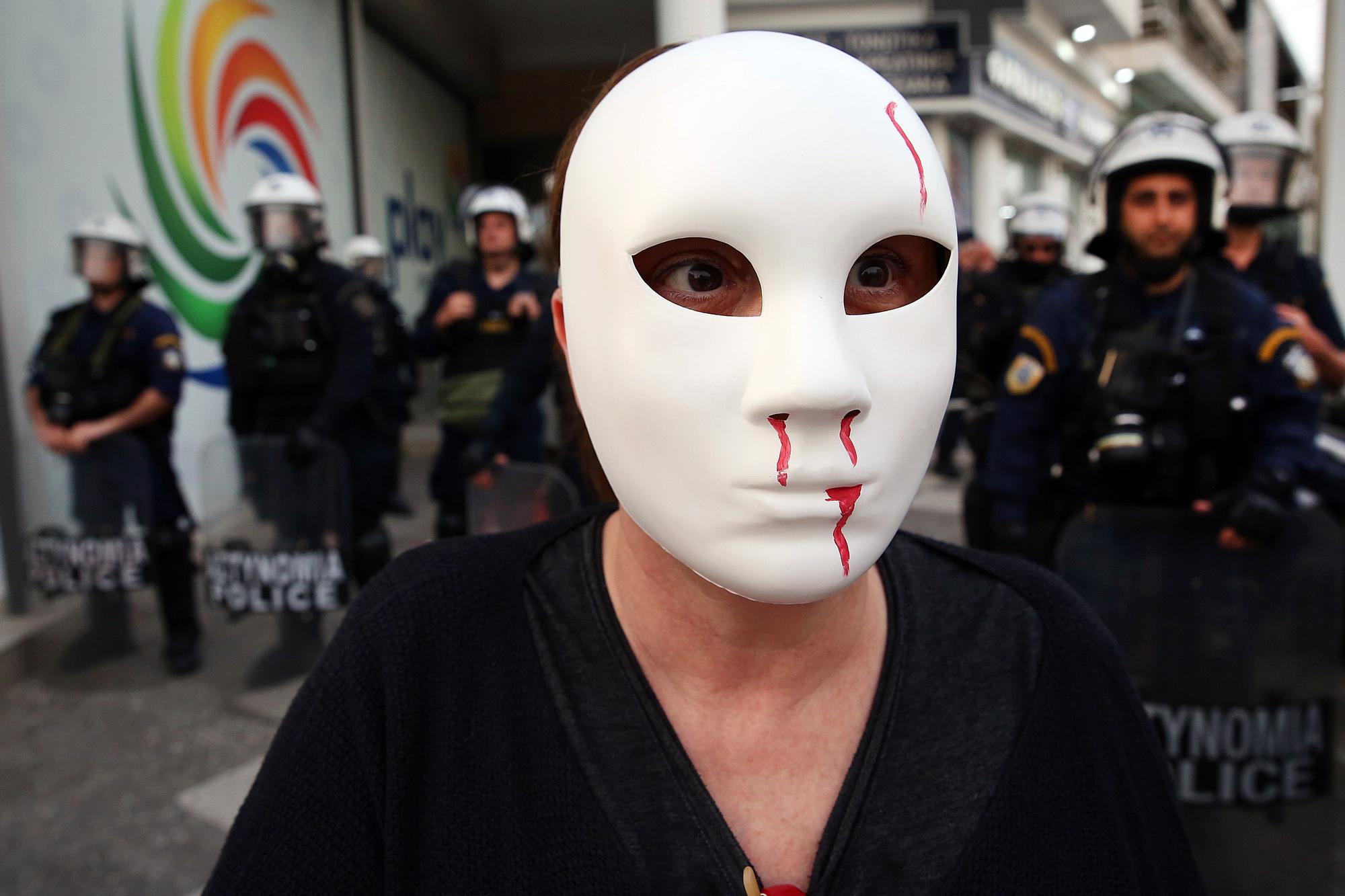 Grupos feministas realizan una protesta en Atenas en abril de 2024