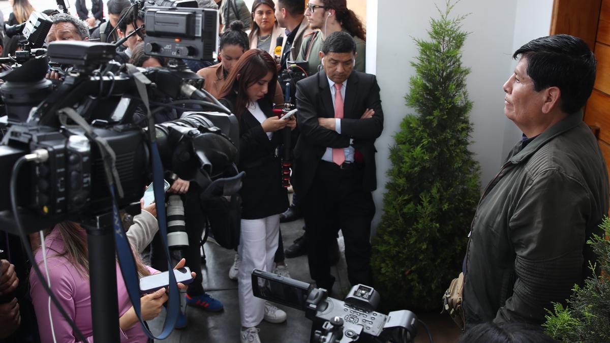 Un hombre vigila afuera de la casa del expresidente peruano Alberto Fujimori este miércoles, en Lima (Perú). EFE/ Paolo Aguilar