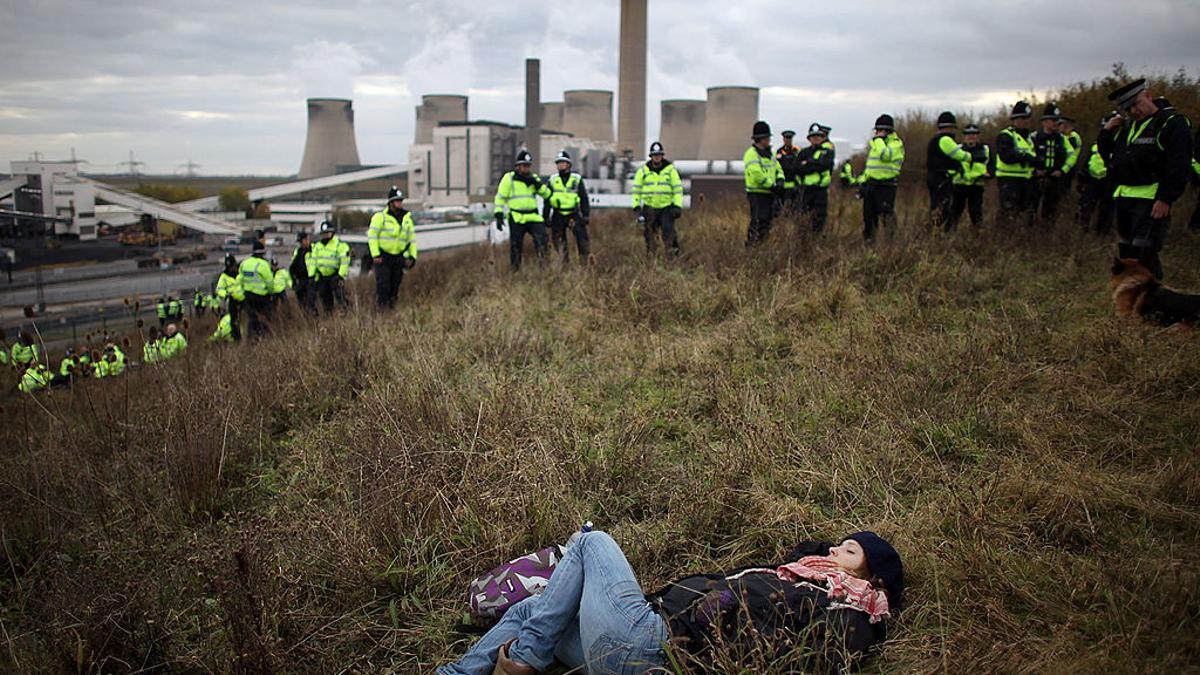 Una manifestante durante una protesta contra el carbón delante de la central de Ratcliffe-on-Soar en octubre de 2009.