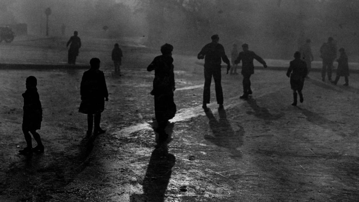 Niños durante la nube de contaminación en Hampstead Heath, en Londres, el 7 de diciembre de 1952.