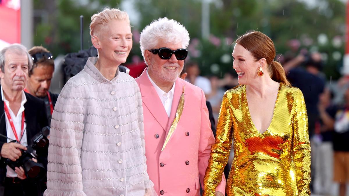 Tilda Swinton, Pedro Almodóvar y Julianne Moore en la alfombra roja de Venecia