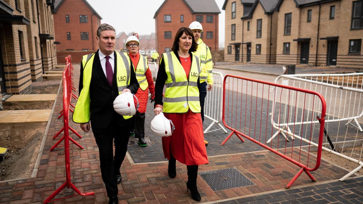 El primer ministro, Keir Starmer, y la ministra de Economía, Rachel Reeves, en Milton Keynes durante una visita cuando estaban en la oposición, en 2022.