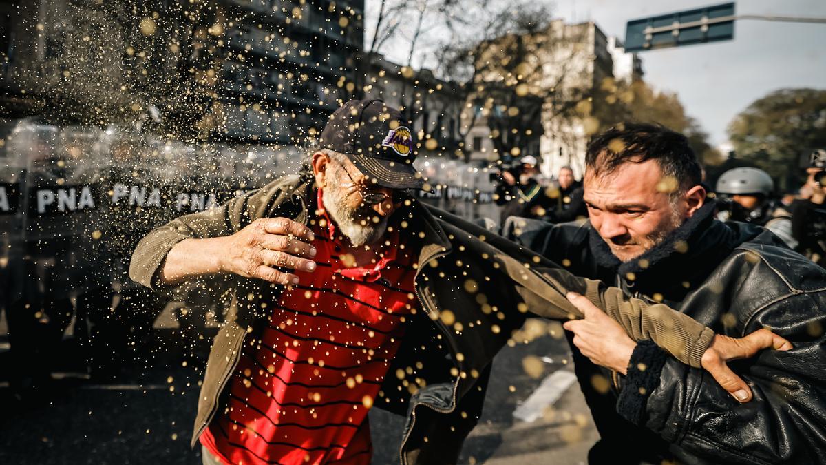 La policía desaloja a los manifestantes en los alrededores del Congreso, en Buenos Aires. EFE/ Juan Ignacio Roncoroni