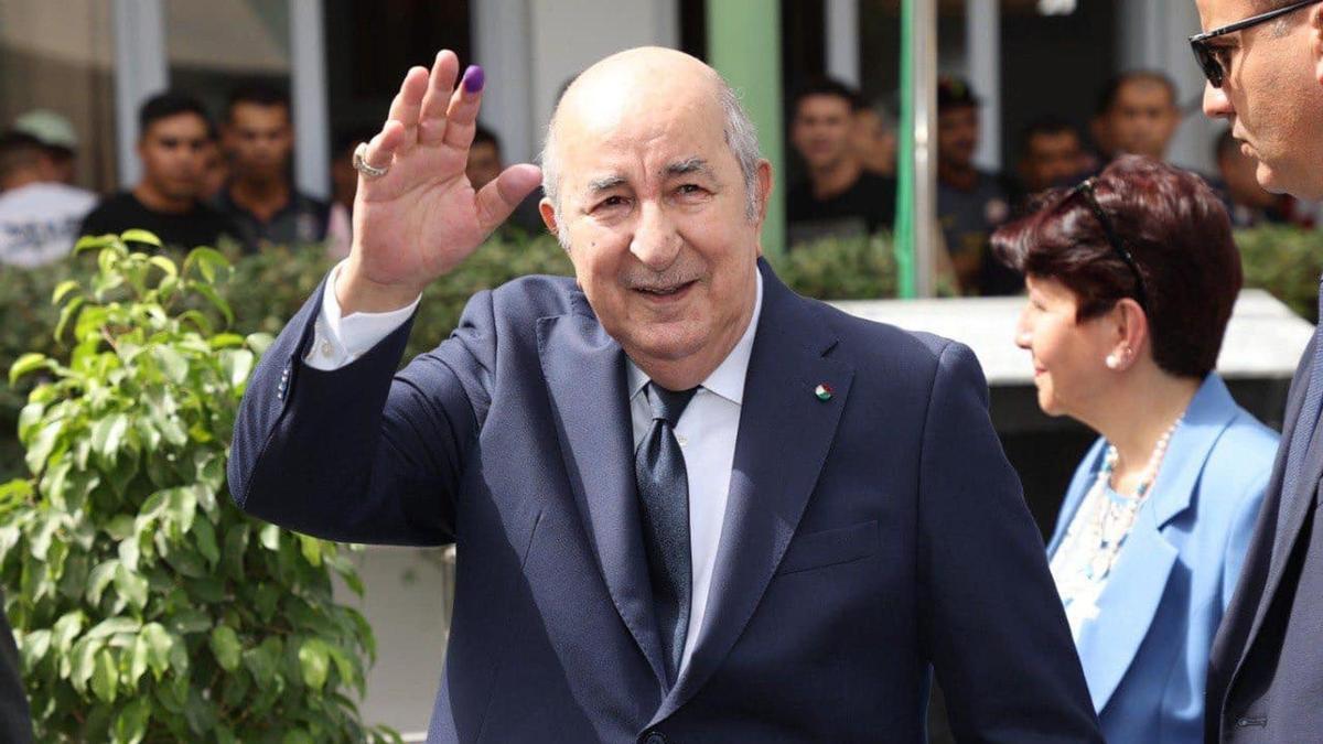 El presidente y candidato independiente, Abdelmadjid Tebboune, tras votar en un colegio electoral el sábado 7 de septiembre de 2024.