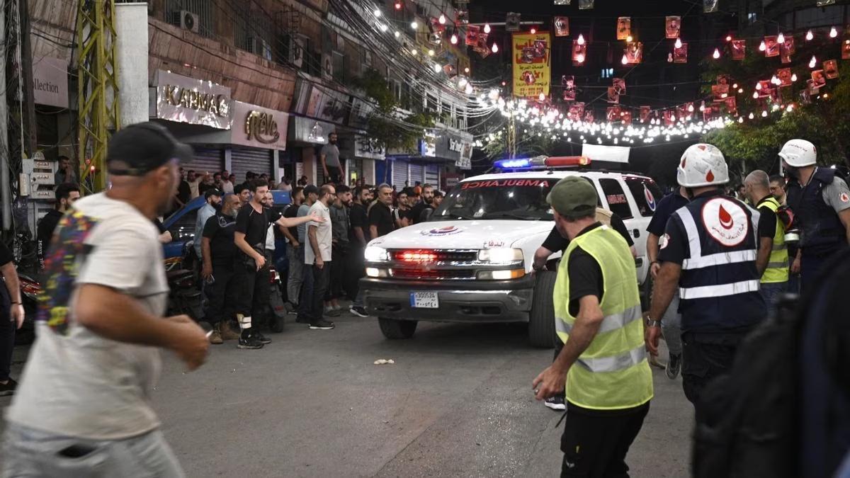 Una ambulancia circula en el sur de Beirut tras un ataque militar israelí este lunes