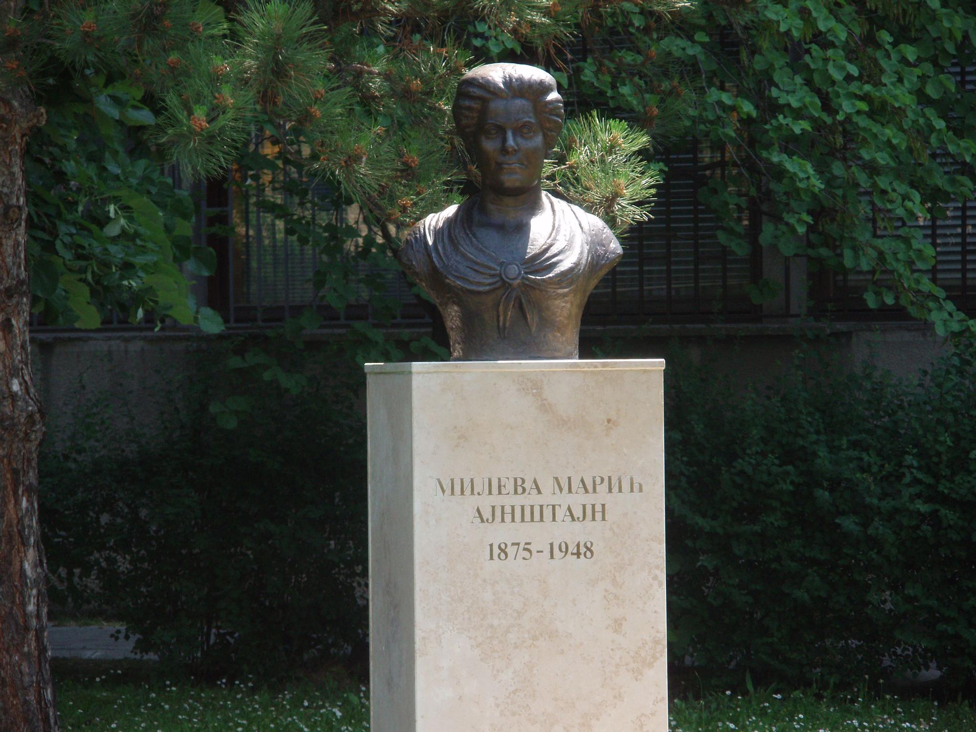 Monumento a Mileva Marić Einstein en Novi Sad (Serbia)