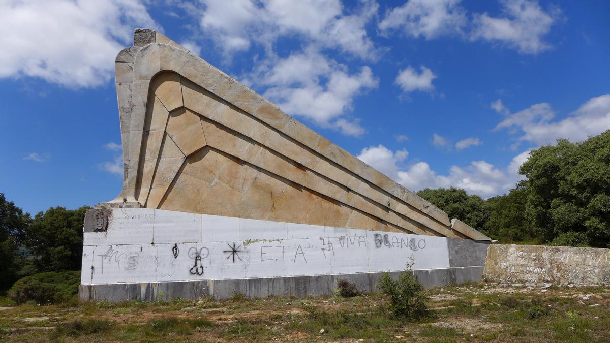 Aspecto general del monumento Águila de Sagardía, situado en el páramo burgalés de Bricia