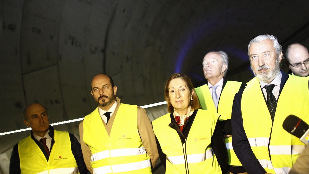 La exministra de Fomento, Ana Pastor, durante una visita a las obras del túnel entre Atocha y Chamartín, en 2016. A su derecha, el actual presidente del Senado, Pedro Rollán, entonces consejero de Transportes de la Comunidad de Madrid.