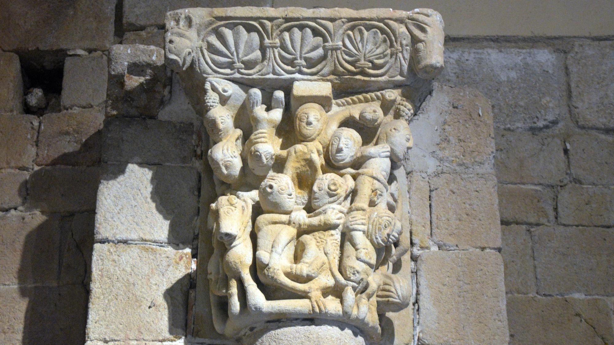 Escenificación de una orgía en uno de los capiteles del interior de la iglesia de Santiago el Viejo (Zamora)