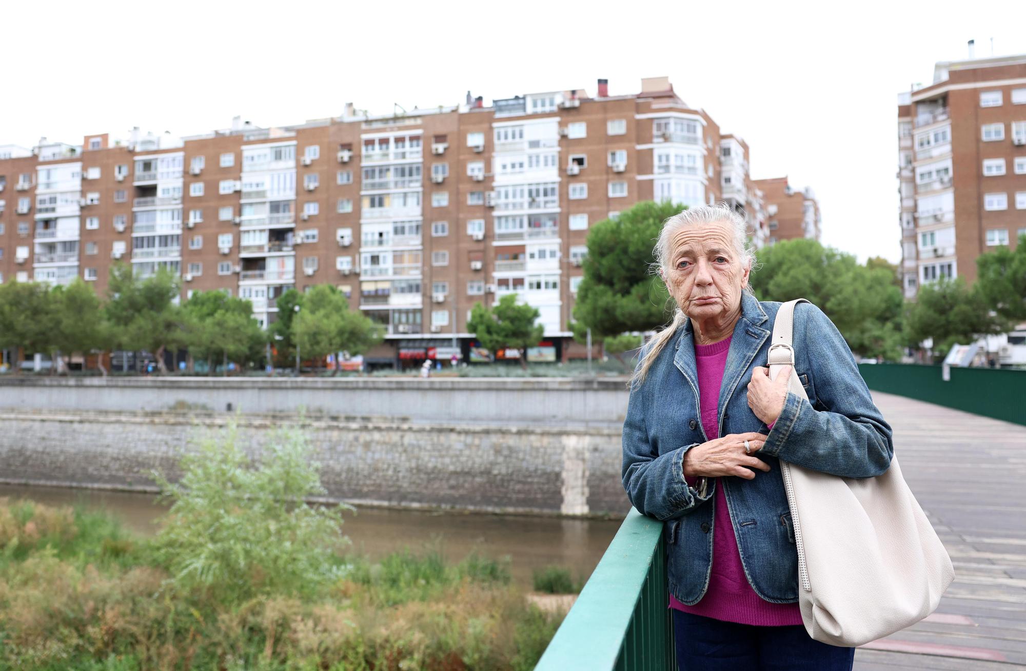 Cristina de Vicente, en Madrid Río, frente a su casa