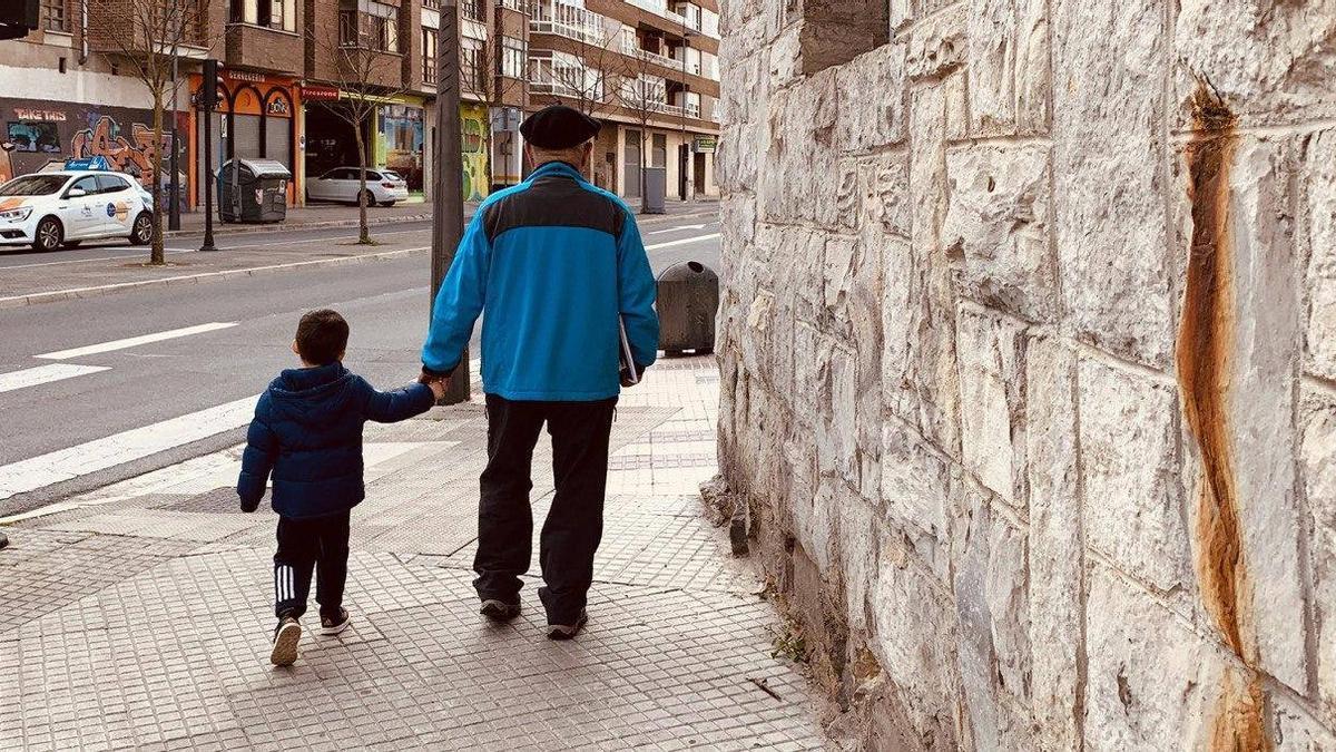 Cómo las pensiones y el Estado reducen la pobreza en España (y no solo de los jubilados)