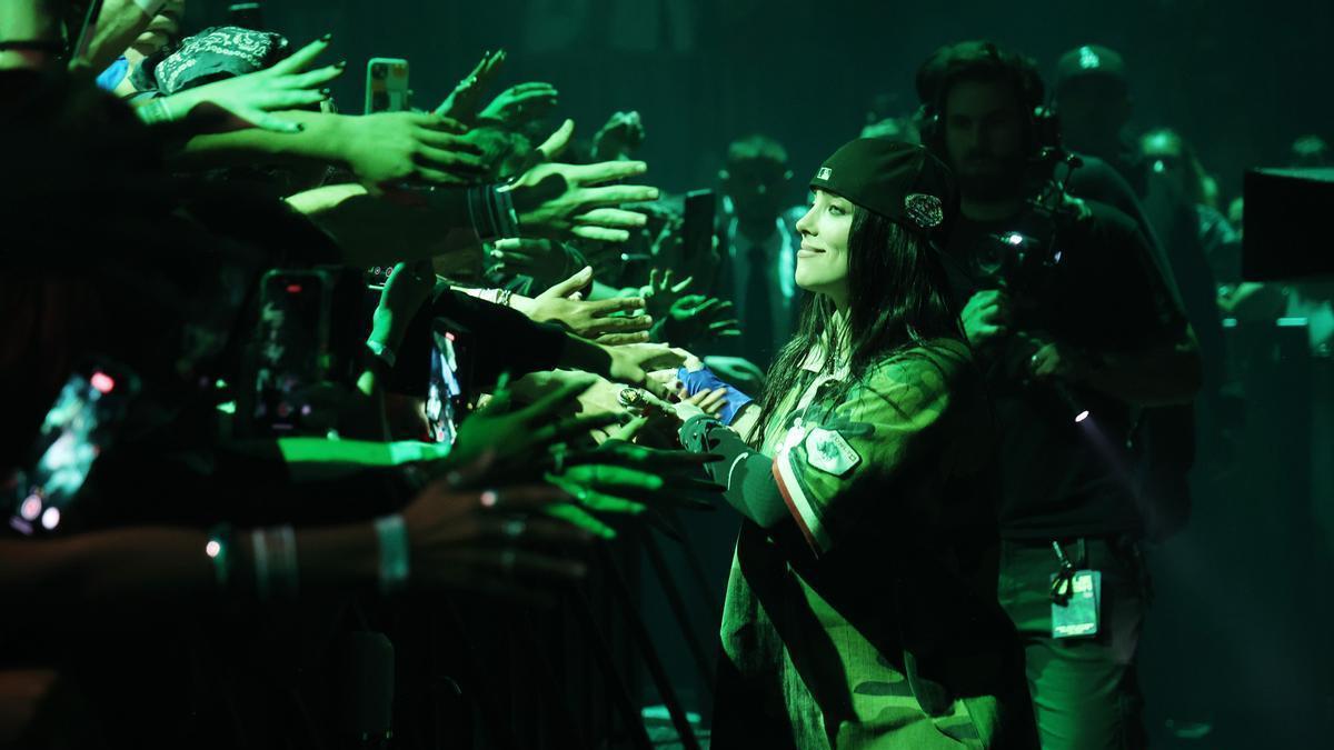 Billie Eilish, rodeada de sus fans en un concierto en Nueva York