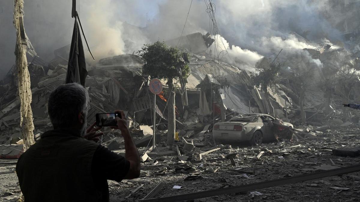 Un hombre fotografía el destrozo provocado por un ataque aéreo israelí en el barrio de Dahieh, al sur de Beirut, este jueves.