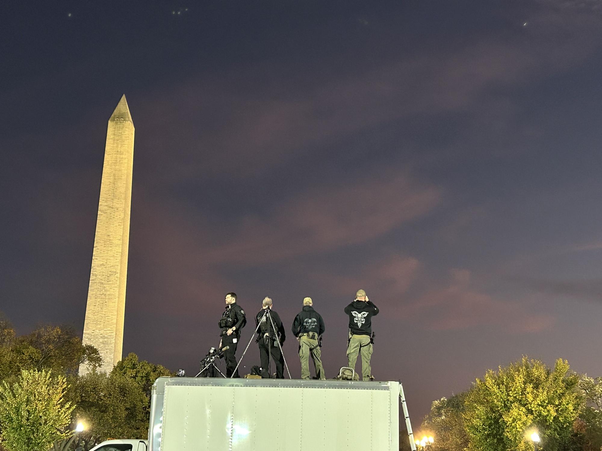 Francotiradores vigilando el acto de Kamala Harris en el National Mall de Washington, el 29 de octubre de 2024.