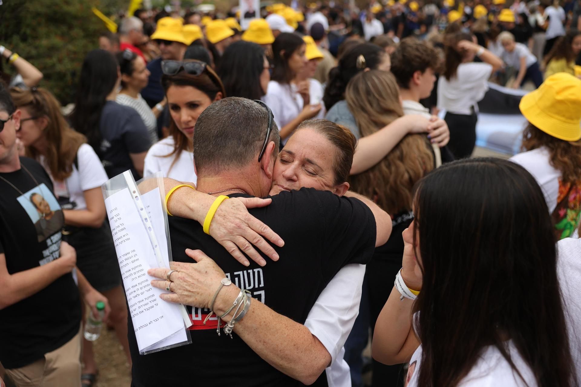 Acto conmemorativo en el kibutz Beeri, en el sur de Israel, donde un centenar de personas fueron asesinadas hace un año.