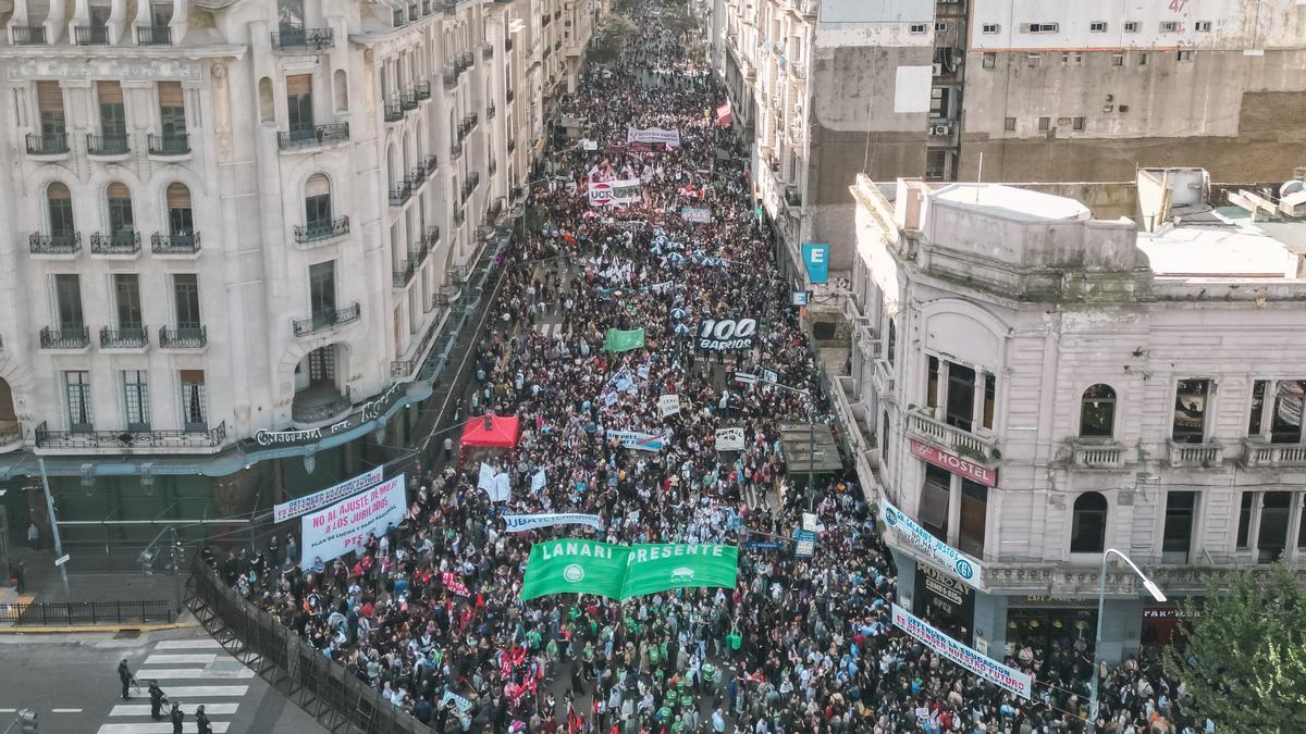 Cientos de miles de personas marchan en Argentina contra los recortes de Milei en educación: 