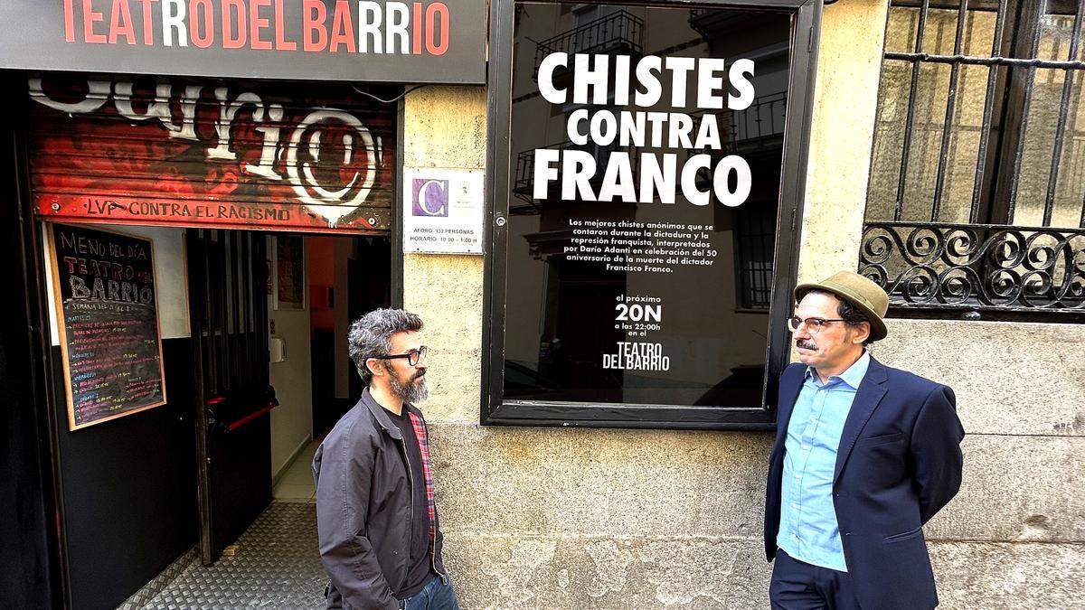 Eugenio Merino y Darío Adanti delante del Teatro del Barrio