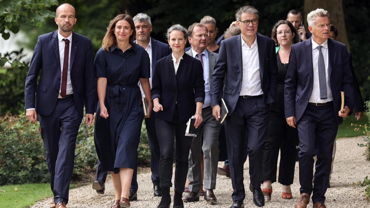 Los líderes de los partidos de la coalición de izquierdas Nuevo Frente Popular (NFP) junto a la candidata designada a primera ministra, Lucie Castets.