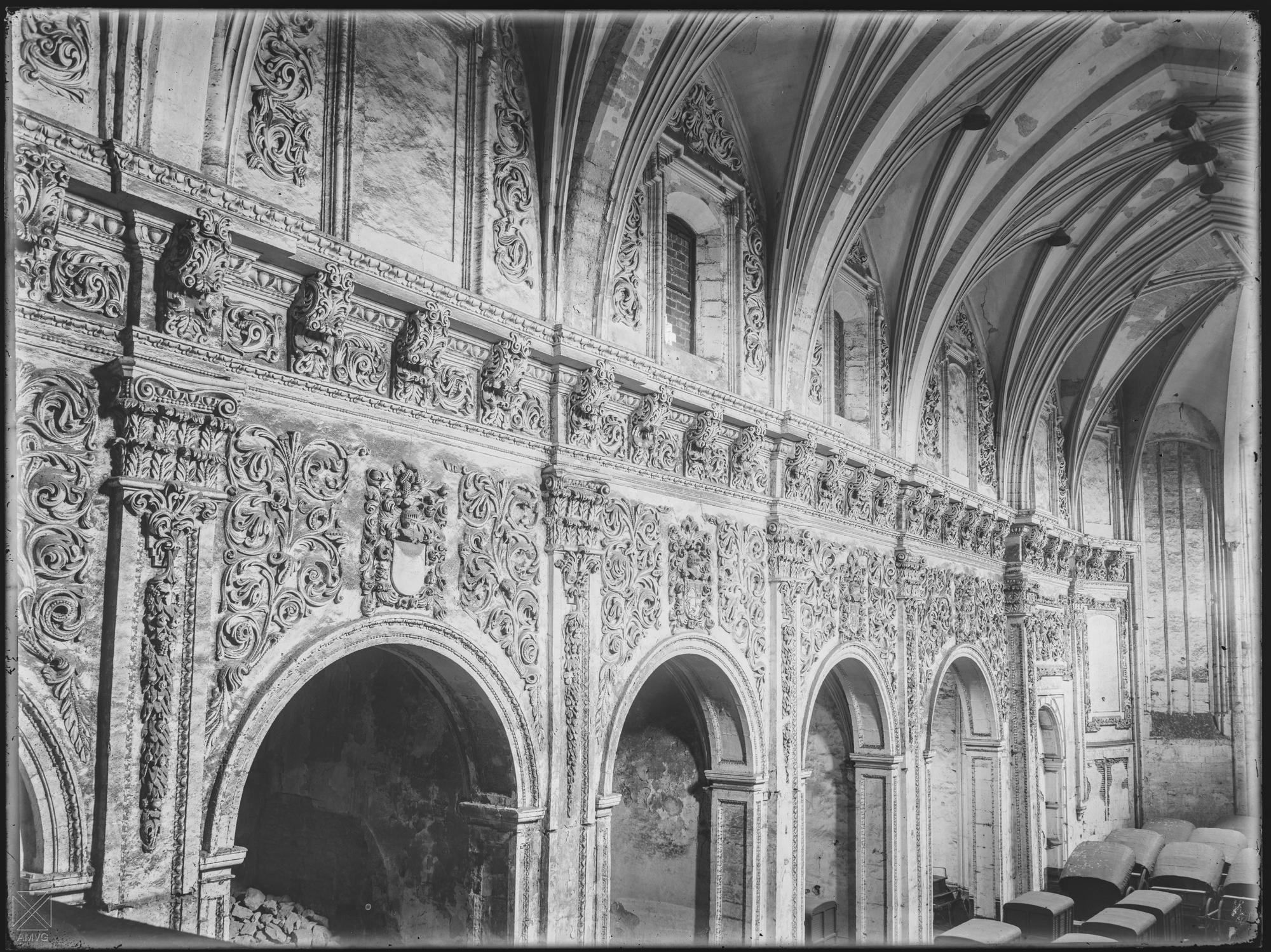 Bajorrelieves en el interior de la iglesia de San Francisco