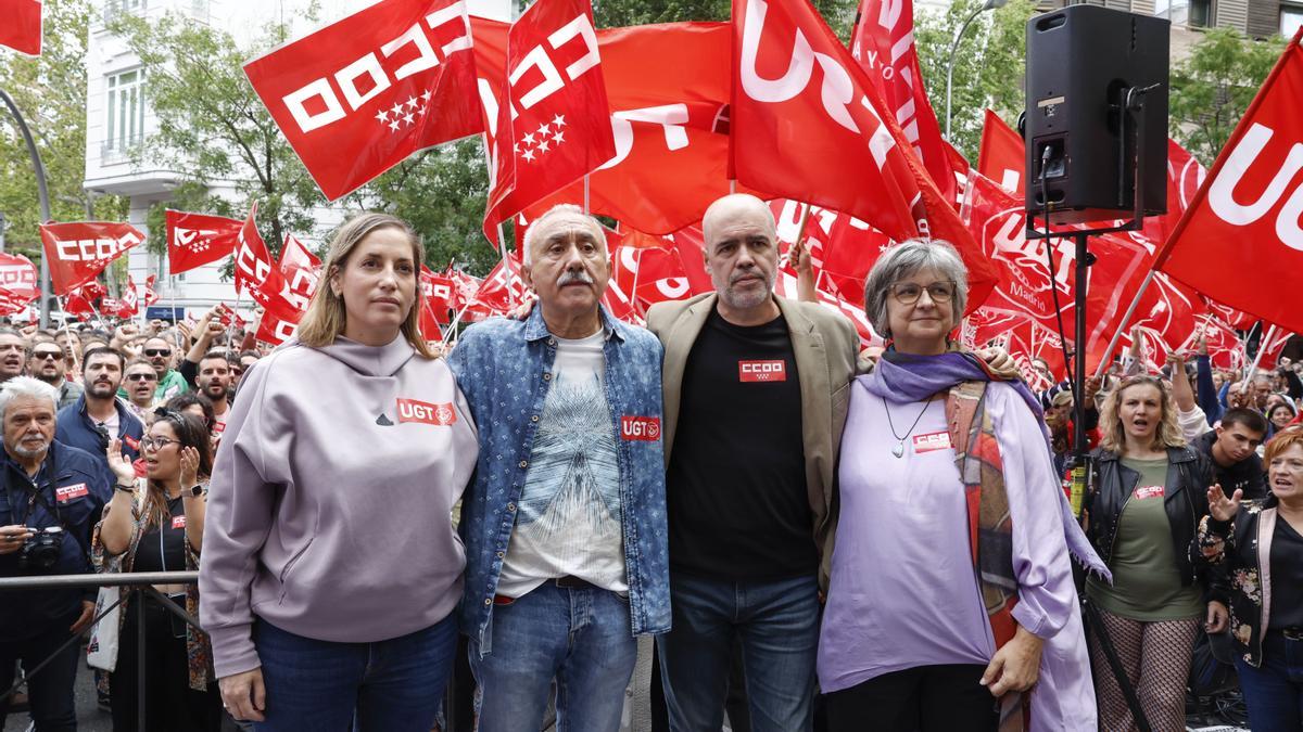 Marina Prieto, Pepe Álvarez (UGT) y Unai Sordo, junto a Paloma López (CCOO), en la protesta contra la CEOE para reducir la jornada. EFE/ J.P. Gandul