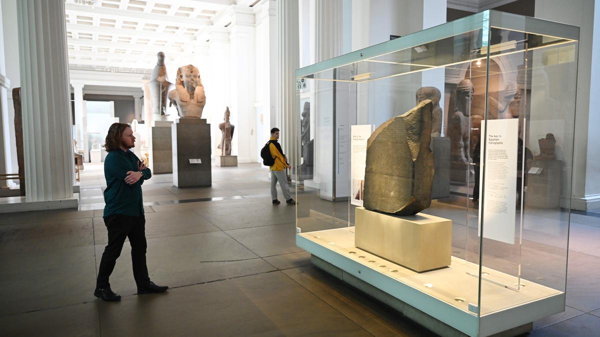 Un visitante observa la Piedra Rosetta en el Museo Británico en Londres, donde se descubrió en 2023 que se habían sacados de los almacenes 2.000 piezas EFE/EPA/NEIL HALL