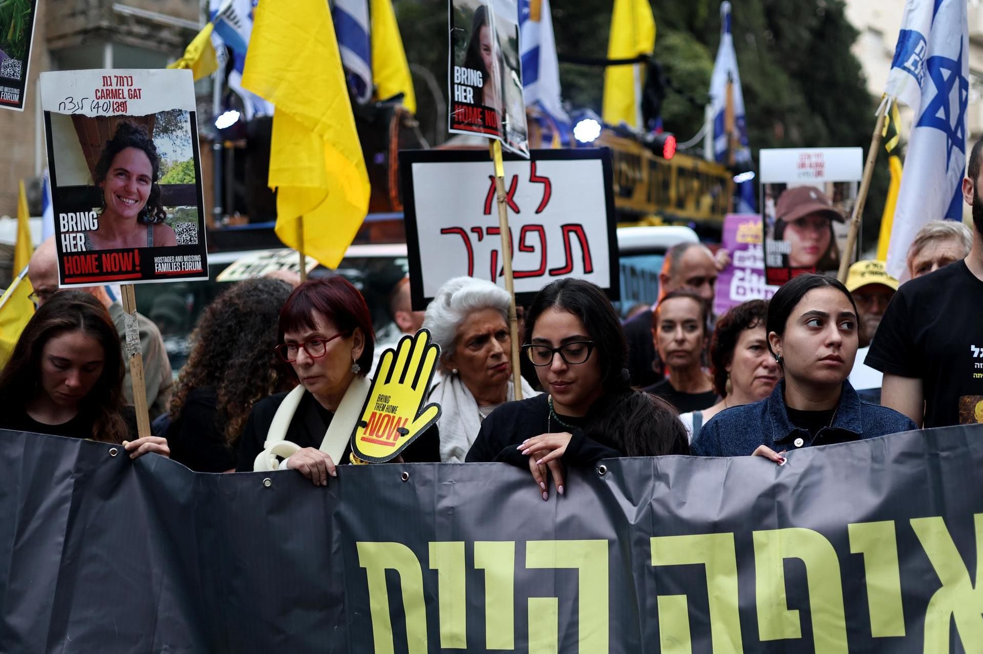 Protesta junto a la residencia de Netanyahu en Jerusalén para exigir la vuelta de los rehenes.