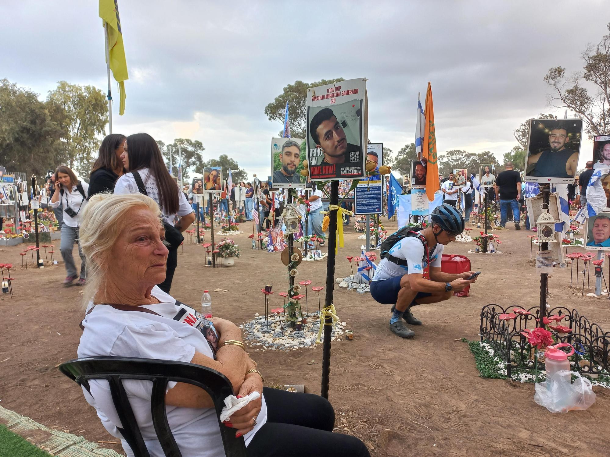 Stella frente al cartel que recuerda a su nieto, junto a los otros asistentes al festival Nova que fueron asesinados o secuestrados.