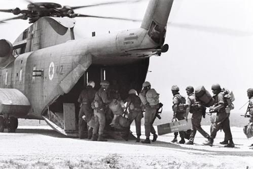 Soldados de infantería embarcan en un helicóptero israelí para reforzar a las unidades en Beirut durante la invasión de 1982