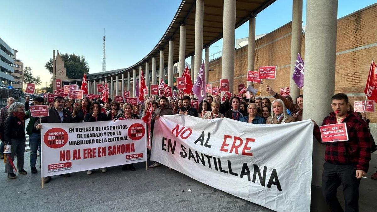 La plantilla de Santillana se manifiesta contra el ERE al 20% del personal en España: “Estamos en shock”