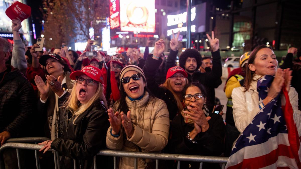 Varios seguidores de Trump a las puertas del Madison Square Garden.