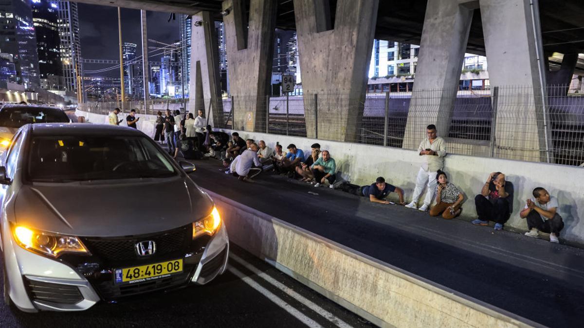 Ciudadanos en Tel Aviv se refugian bajo un puente de los ataques con misiles de Irán