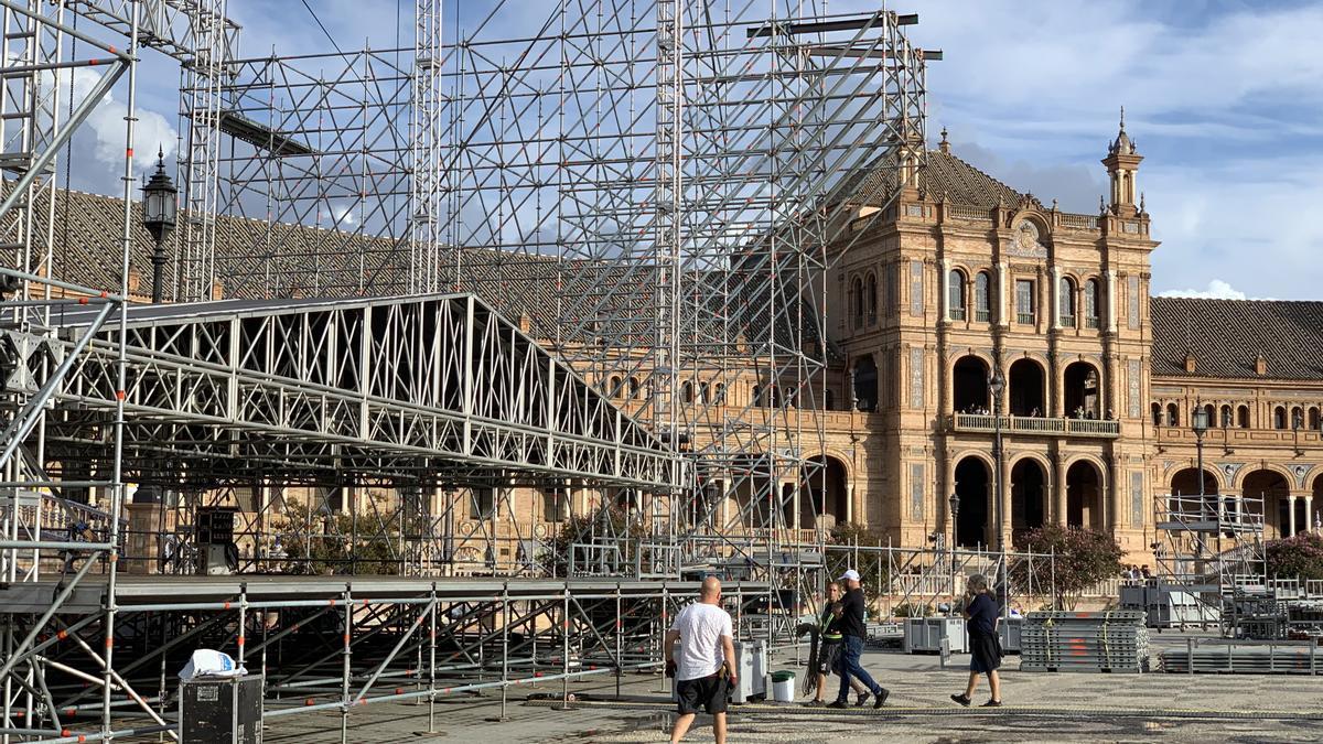 Imagen del montaje del escenario principal del festival Icónica Sevilla Fest, en la Plaza de España de Sevilla