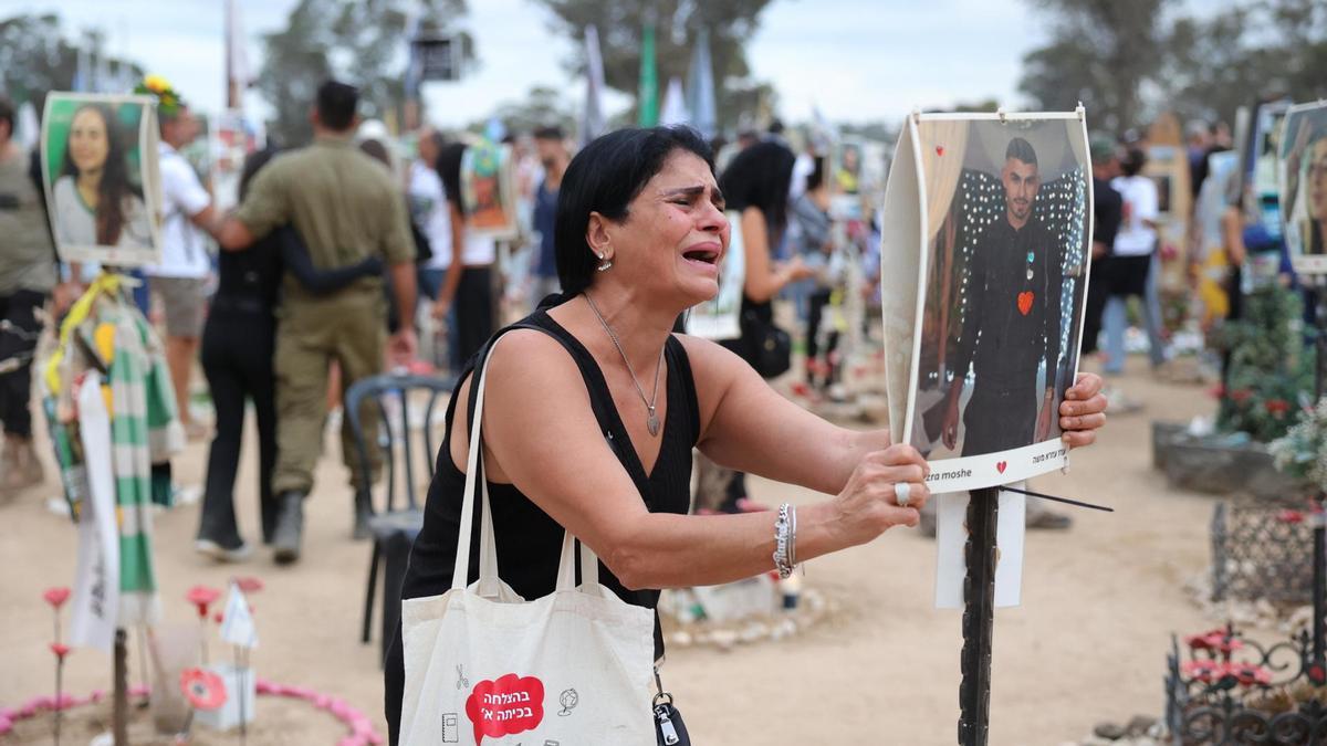 Una mujer llora a una de las víctimas del ataque de Hamás contra el festival Nova.