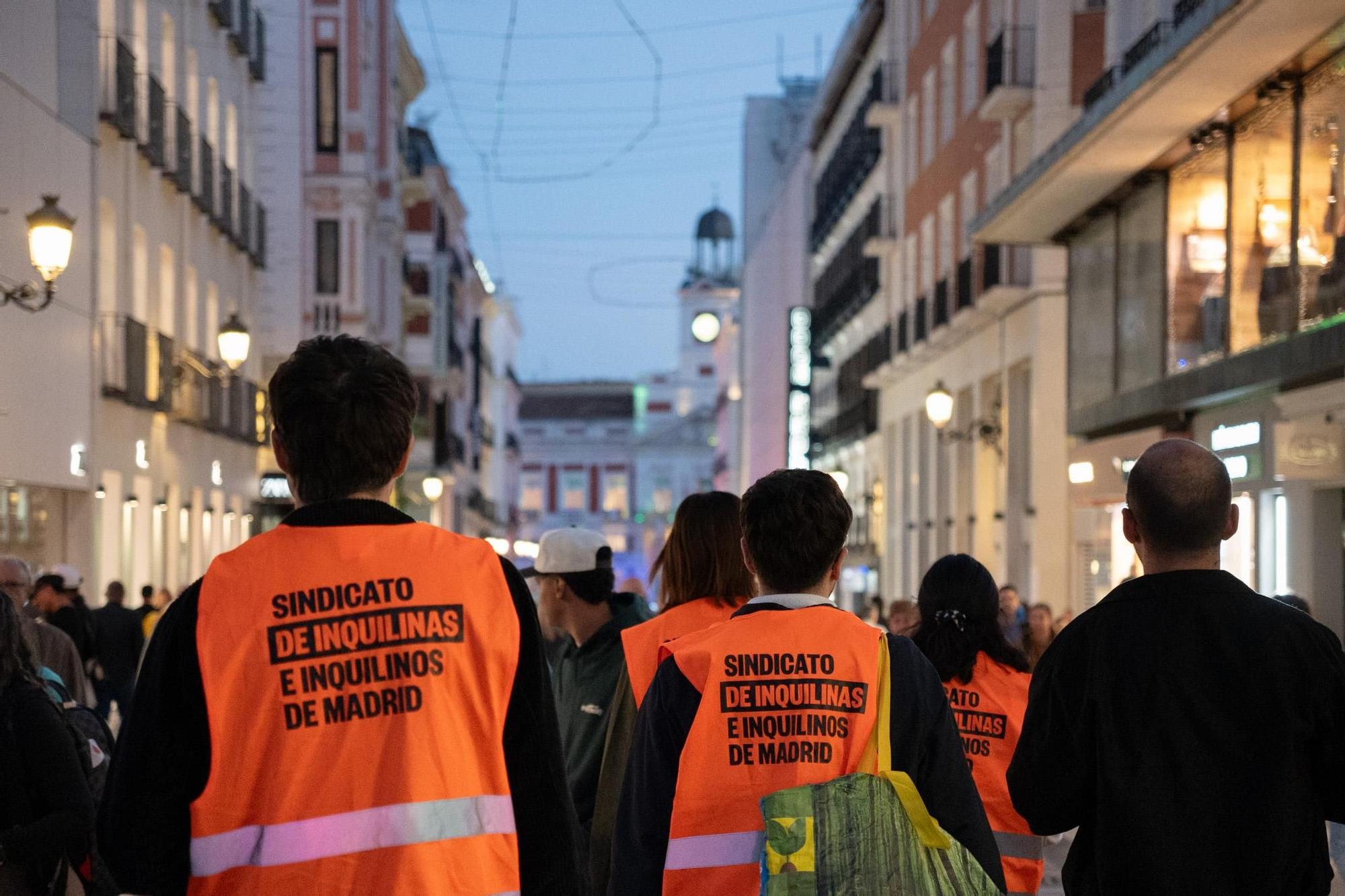 Un grupo de miembros del Sindicato se dirigen a repartir octavillas