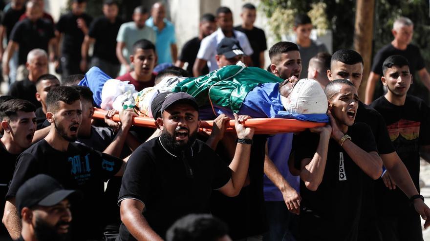 Funeral de uno de los 18 palestinos muertos en el ataque israelí contra el campo de refugiados de Tulkarem el 4 de octubre de 2024.