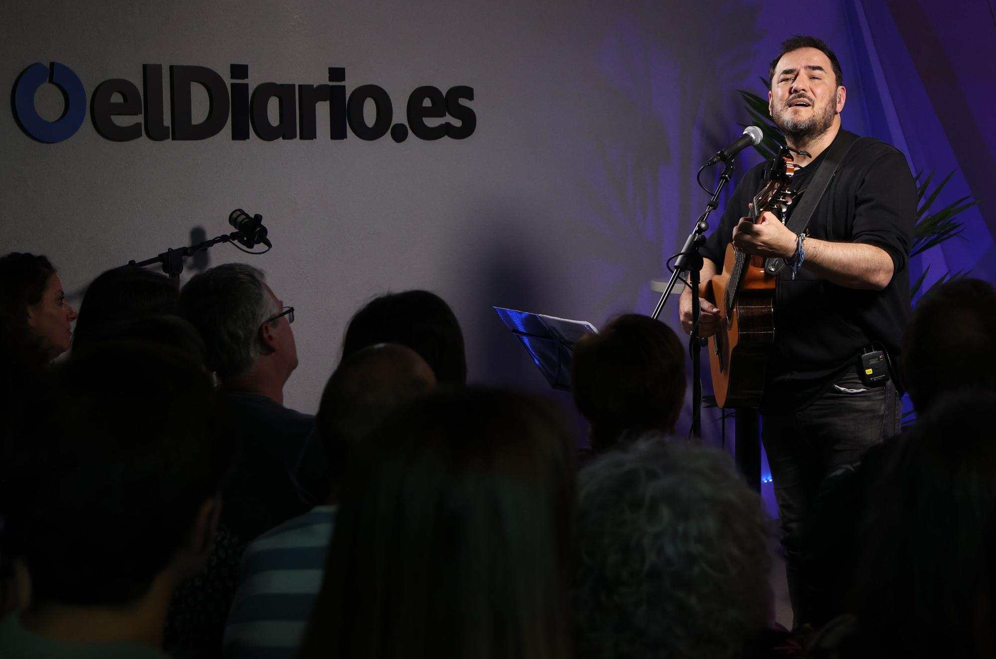 Ismael Serrano interpretando algunas de sus canciones en la redacción de elDiario.es