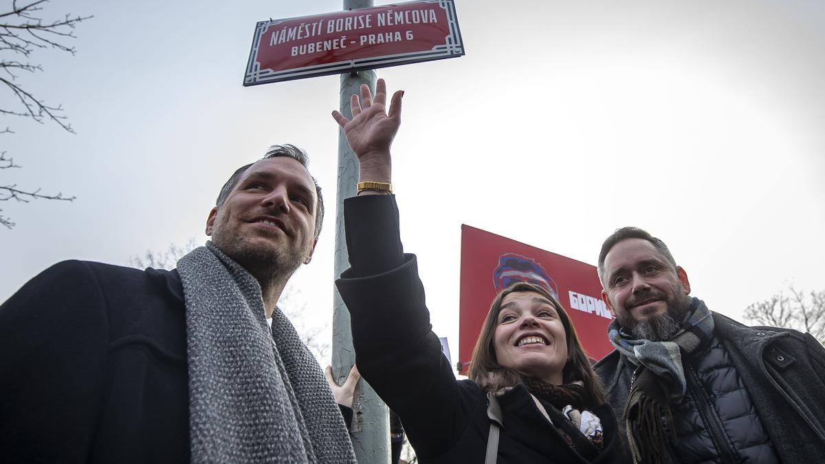 PRAGA, REPÚBLICA CHECA - 27 DE FEBRERO: Zhanna Nemtsova, hija de Boris Nemtsov, y el alcalde de Pragues, Zdenek Hrib, durante el acto oficial de cambio de nombre de la plaza donde se encuentra la embajada rusa por el del líder opositor ruso asesinado Boris Nemtsov, en el quinto aniversario de su asesinato, el 27 de febrero de 2020.