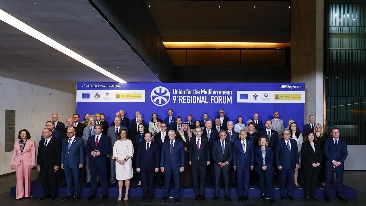 Los representantes de los países miembros de la Unión por el Mediterráneo, este lunes en Barcelona.