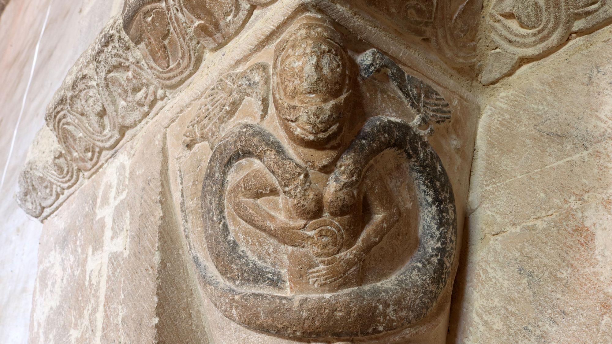 Una dama con serpientes se toca la vulva y el vientre, en la iglesia de San Nicolás, en Teza de Losa (Burgos)