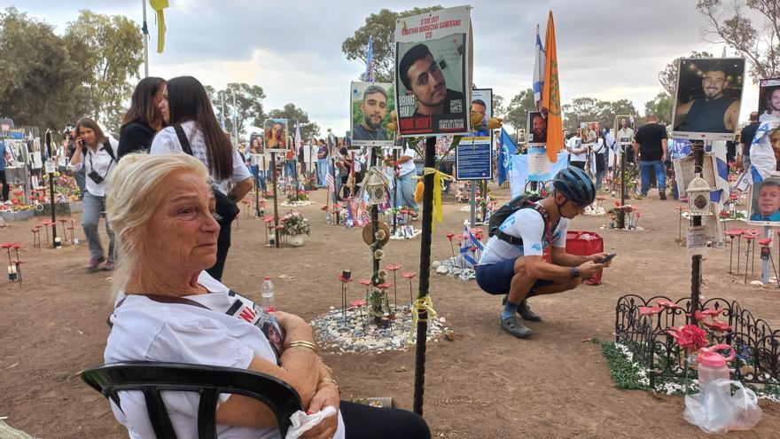 Stella frente al cartel que recuerda a su nieto, junto a los otros asistentes al festival Nova que fueron asesinados o secuestrados.