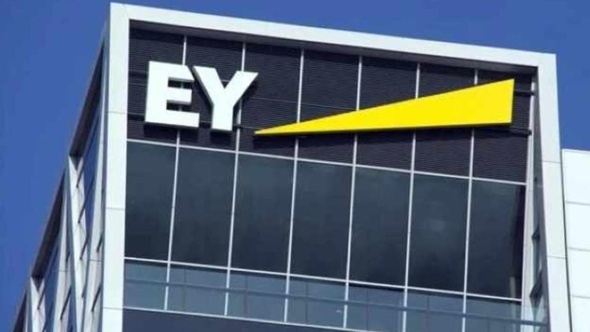 Edificio con un logo de Enrst and Young (EY).