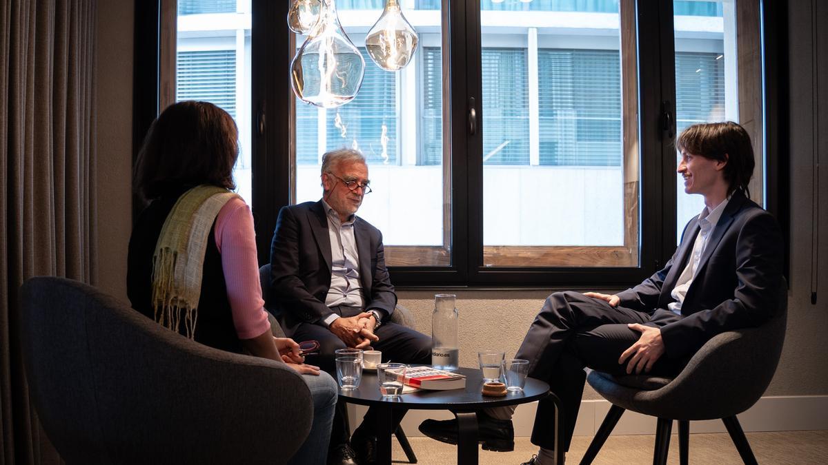 El exfical del Tribunal Penal Internacional, Luis Moreno Ocampo, con el abogado Tomás Moreno Ocampo, durante la entrevista