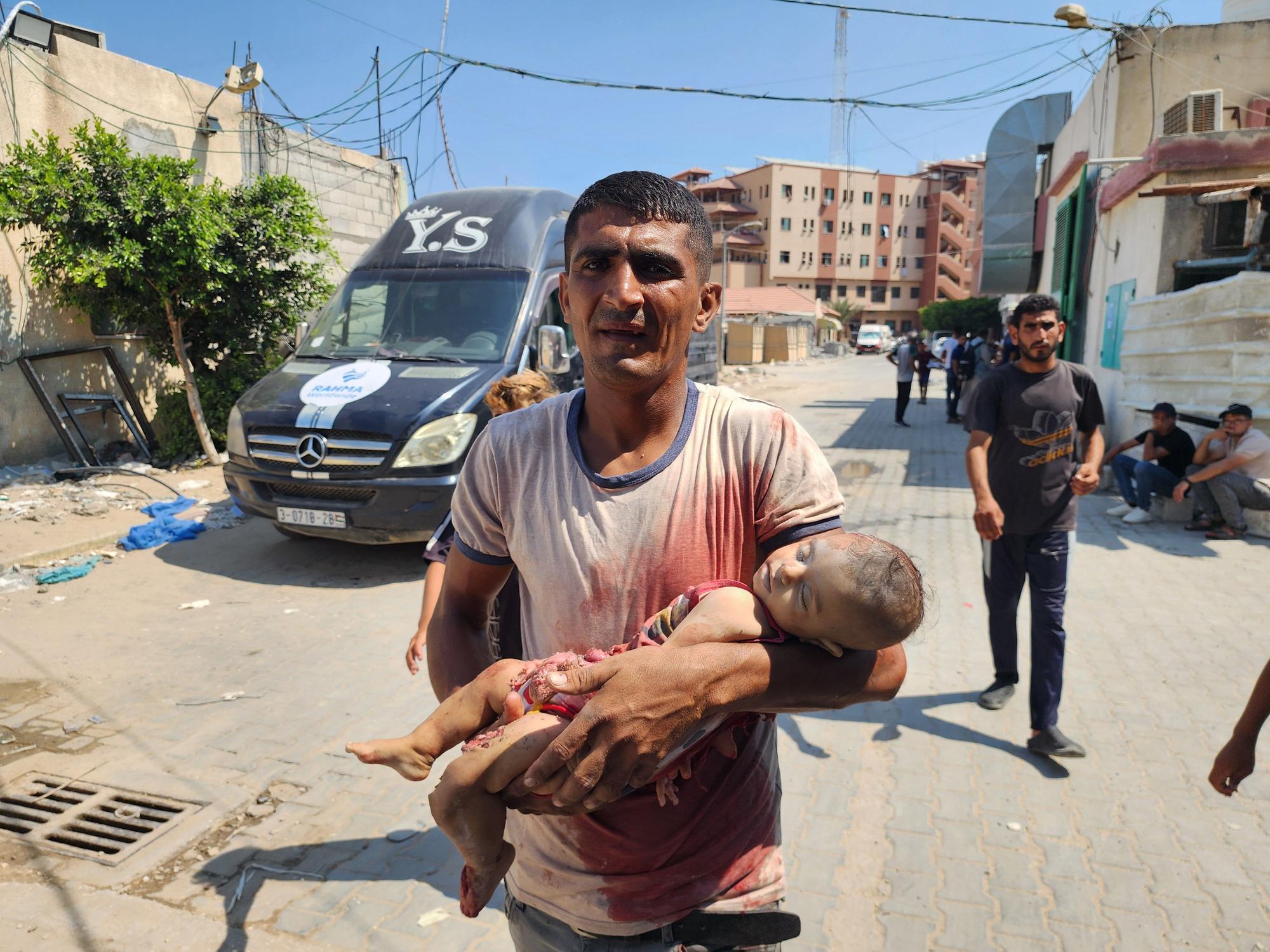 Un hombre lleva el cadáver de un bebé después de un ataque israelí en Khan Younis el 22 de julio.