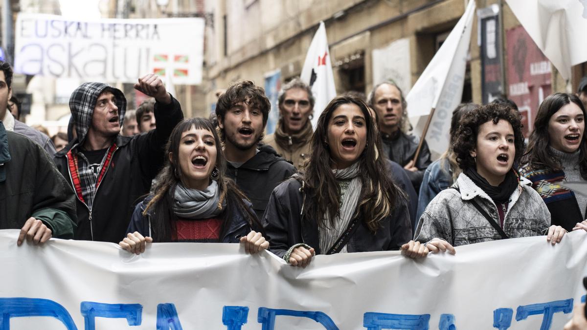 El personaje protagonista, Arantxa, en una manifestación de la izquierda abertzale en 'La infiltrada'