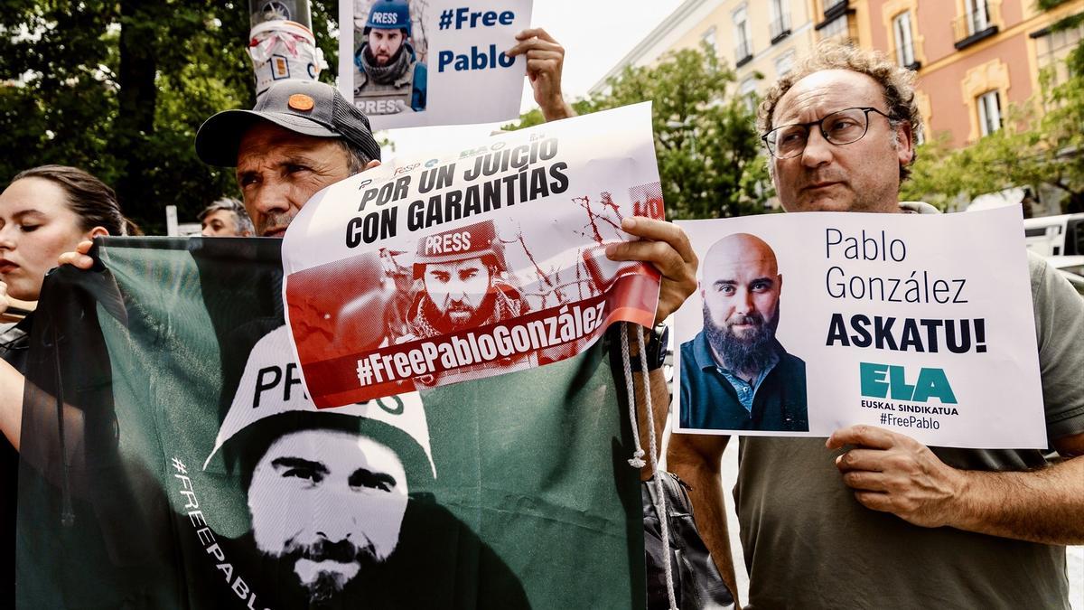 26 de junio de 2024, en Madrid (España). Distintas asociaciones de periodistas y prensa han convocado hoy una concentración por la liberación de Pablo González, en prisión preventiva en Polonia desde hace 28 meses.